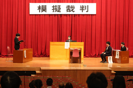 ノースアジア大学 法律学科が公演する「模擬裁判」では、学生が実際の裁判の流れに即して裁判を進めます