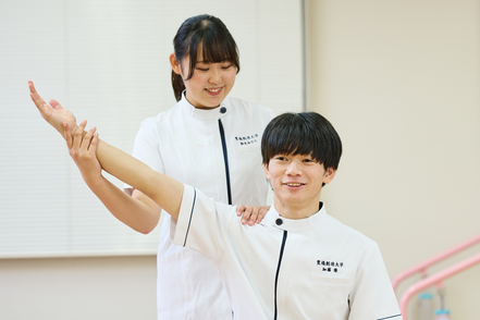豊橋創造大学 各種の理学療法技術を適切に実施できるよう、実践形式で学修します。