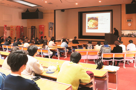 九州産業大学 筑後うどんを盛り上げるため、毎年メニュー開発や取組みを行っています。昨年は「本格中華唐辛子しびれうどん」を提案しました