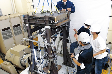 九州産業大学 【都市デザイン工学科】公共施設をつくる技術、大規模災害対策を検討。写真は地震による橋の崩壊を再現する振動台模型実験の様子