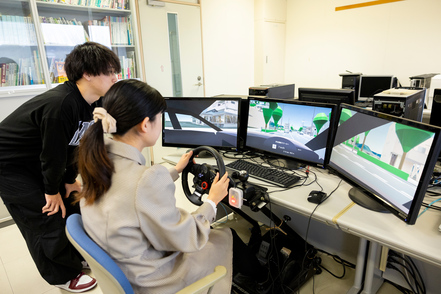 九州産業大学 【情報科学科】アプリ制作、Webシステム、自動走行制御、VR、AI応用、ビッグデータ活用などで情報技術や情報数理を実践的に学修