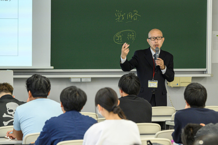 九州国際大学 【経営コース】経営・会計・流通の主要3分野の理論を総合的に学ぶことで、あらゆる業種のマネジメントに携わる人材を育成します