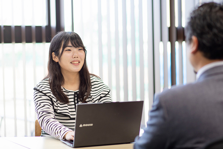 園田学園大学 3年次には、教員に加え実務経験豊富な経営者や自治体職員が学生のビジネスプランや研究テーマの実現をサポート。