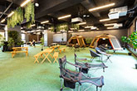 園田学園大学 ビジネス学科の学生プロジェクトによって、2022年4月に新校舎が完成。最新トレンドを取り入れたラーニングスペースで学べます。