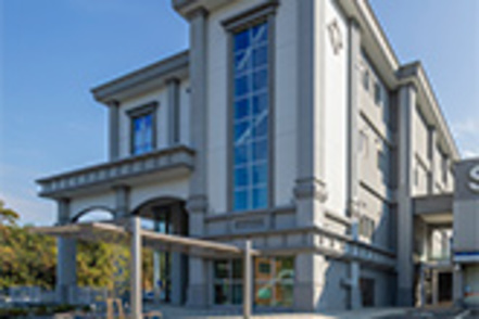 崇城大学 2021年1月に完成した薬学部の新講義棟。1・2階にはカフェテリア、3・4階には視聴覚機器を備えた大講義室と、快適な学習環境です