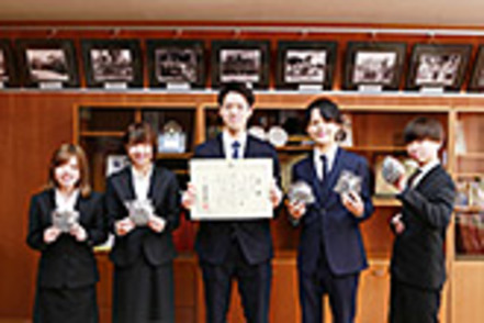 共愛学園前橋国際大学 情報・経営コースでは学生が仮想企業を運営し、商品開発や販売を通して経営知識を身に付けます