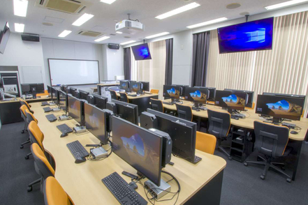 愛知淑徳大学 画像、音楽、動画などを編集・加工することのできるクリエイティブスペースなど、最新メディア機器を活用できる施設や設備が充実
