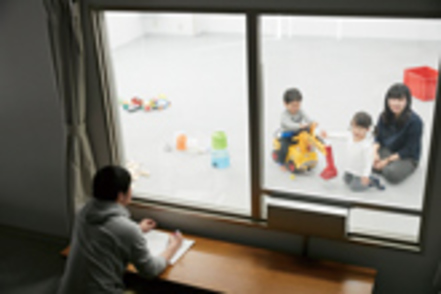 愛知淑徳大学 ポリグラフ検査や社会心理学実習室、発達心理学実習室(写真)など実験・観察設備や機器が充実。心のしくみを科学的に解明します