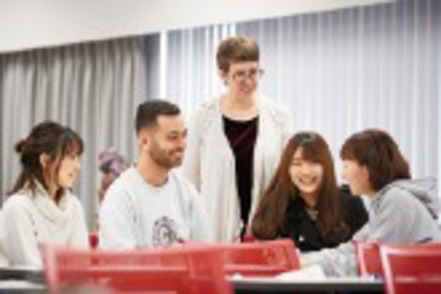 愛知淑徳大学 すべての学部専門教育科目を「All English」で開講。高度な英語運用能力を身につけます