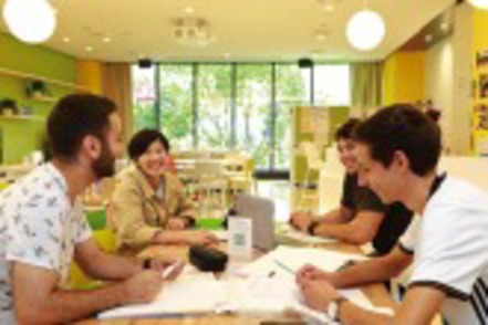 愛知淑徳大学 キャンパス内のグローバルラウンジでは、外国語でコミュニケーションしながら、グローバルな感覚を磨きます