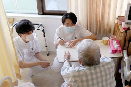 兵庫医科大学 附属の兵庫医科大学病院など、医療現場での臨床実習では、実際の患者さんを前に学ぶことは非常に多い。