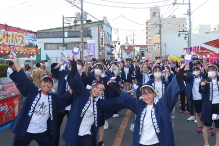 群馬医療福祉大学 藤岡まつりでは地域の方々と交流しながらお祭りをもり上げます