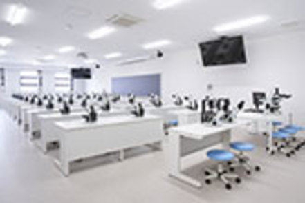 群馬医療福祉大学 顕微鏡実習室では精密な検査結果が求められる医療現場の即戦力になるための実習ができます