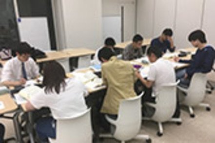 流通経済大学 公務員試験などでも出題される特に重要な法律・政治科目について、意欲ある優秀な学生を対象とする選抜制の「特別クラス」を開設