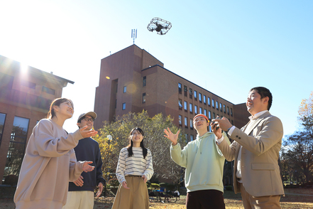 麗澤大学 実務家教員が半分以上。マーケティングやデータサイエンス、AI、ソフトウェア制作などの実務経験があり、博士号を持つ教員が在籍