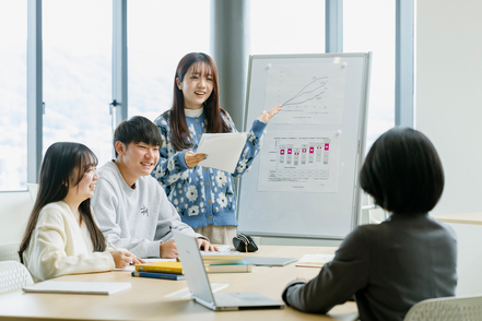 広島経済大学 【経済学科】豊かな社会を創造する理論的な思考力や分析力、経済学の専門能力を育成します