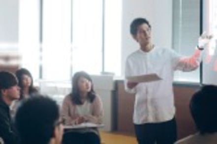 広島経済大学 【プレゼンテーションコート】最大100人収容できる円形のコート。実践的な学びの中で、プレゼンテーションスキルも向上します