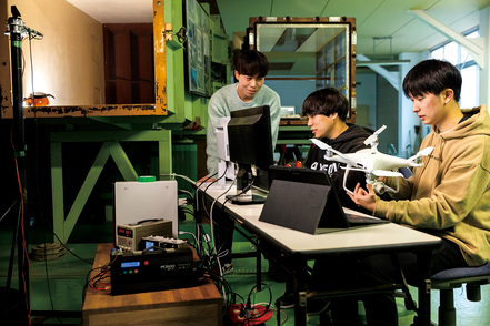 日本文理大学 ものづくりセンターでは3Dプリンタ、レーザー加工機などのデジタルツールを活用し、ものづくり分野に欠かせない先端技術を修得。