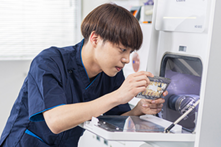 大阪歯科大学 附属病院にはデジタル技工の実習設備があり、最新の技工物製作技術を学ぶことができます