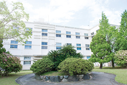 大阪歯科大学 緑あふれる牧野キャンパスには体育館やグラウンドなどの設備もあります。クラブ活動では学部間の交流も活発です