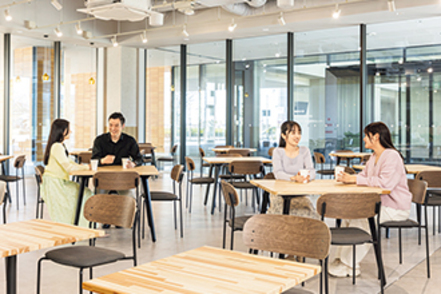 大阪歯科大学 学内に併設された、開放感のあるカフェでは、焼き立てのパンを販売。勉強や実習の合間の息抜きに最適です