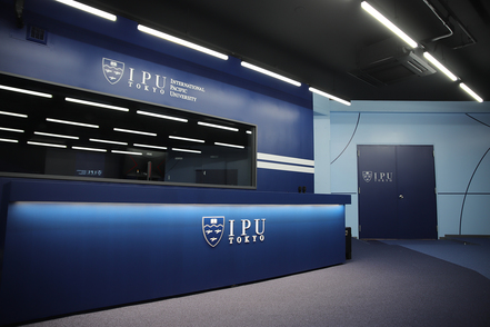 ＩＰＵ・環太平洋大学 大型LEDモニターを使って、e-SportsからVR・ARでメタバース体験までできる研究室DX-Lab。DXの新しいアイディアを生み出そう。