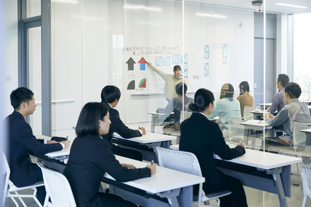 ＩＰＵ・環太平洋大学 非認知能力を養う施設「DISCOVERY」。特許取得の教室システム「コーチングラボ」で模擬授業を実施