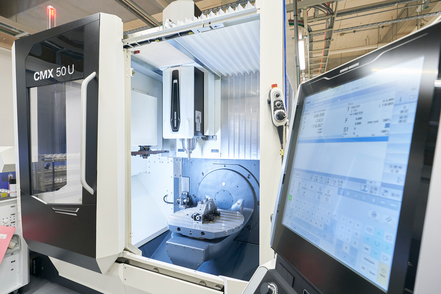 東京工芸大学 機械コースの工作室には、「5軸マシニングセンタ」を設置。複雑で立体的な加工を自動的に実行できる、優れた工作機械です。