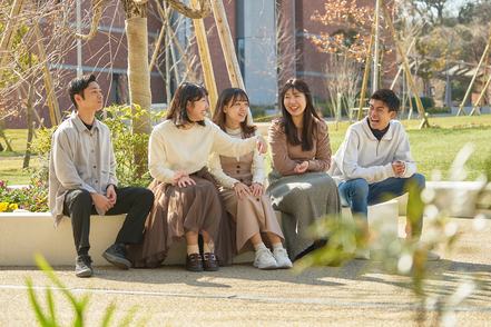 大和大学 一つのキャンパスに全学部が集い、他学部との連携で多様な価値観にふれながら、創造力を育んでいける環境です