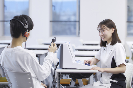 大和大学 実際に現場で使用されている最新の設備を整えた実習室など、新しくきれいな施設で学べます