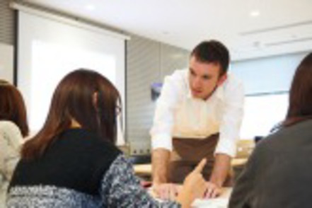 東京国際大学 ネイティブ教員によるレベル別の少人数対話型授業。