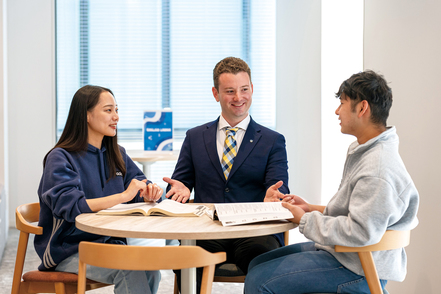 東京国際大学 「TIU COMMONS」にはネイティブ教員が常駐し、気軽に英会話を楽しめます。