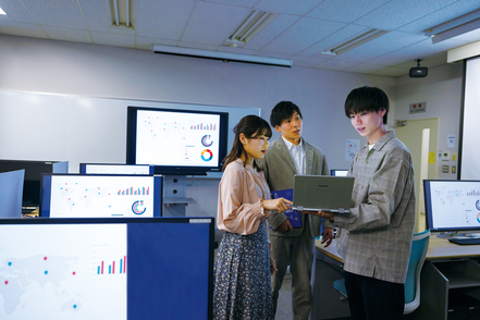 東京国際大学 少人数で基礎から学べる【データサイエンスコース】や、主体的な学びを重視する少人数制のゼミ活動が盛んです。