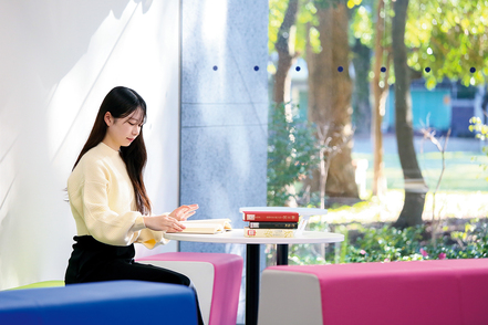 愛知大学 自ら課題を発見し、資料の読み取りなどを行いながら論理的に考え、新しいことを提言する“わざ”を修得します