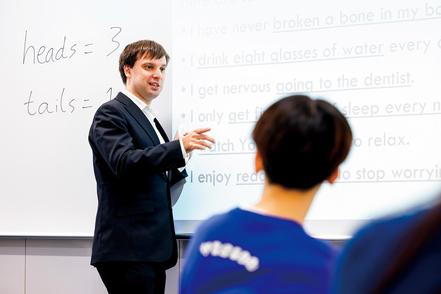 愛知大学 英語で行われる授業では、ネイティブレベルの高度な表現力とコミュニケーション力を鍛えます