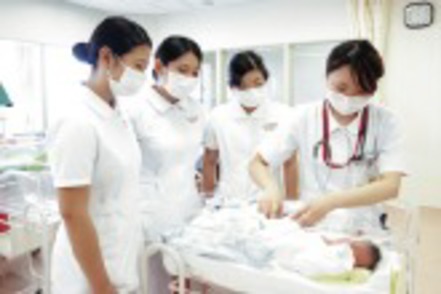 四日市看護医療大学 臨地実習は、学内で学んだ知識や技術を確かめ、看護職の意義や責任を感じる貴重な体験です。