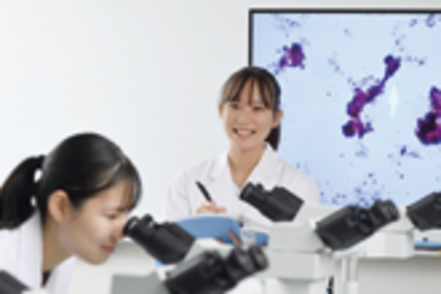 四日市看護医療大学 臨床検査学科は共同研究室、共通機器室、細胞培養室等を設け、高度な教育研究が行える環境を整備しています。