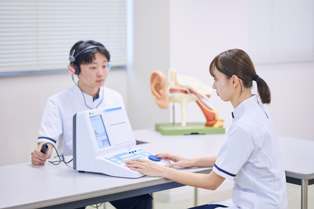 福岡国際医療福祉大学 【言語聴覚学科】「ことば」や「聞こえ」の機能を向上させる国家資格・言語聴覚士を養成します。