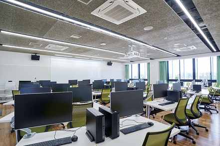 金城大学 「保健・医療・福祉の大学で情報系は大丈夫？」情報系の講義に十分対応できる情報処理演習室を新設！そんな心配は無用です