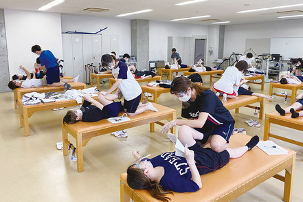 金城大学 理学療法学科では、基礎医学と臨床医学をベースに、広い知識と実践力を持ち、チームのリーダーとなれる人材を育成します