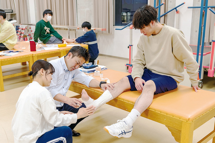 金城大学 スポーツリハビリテーションでは、プロ野球の現場で活躍している現役の理学療法士を講師として招き、実践的な講義を行っています