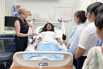 日本医療科学大学 海外研修では現地の医療機関や大学で最先端の医療技術について学びます。経験を活かし、広く社会に貢献できる医療人を目指します