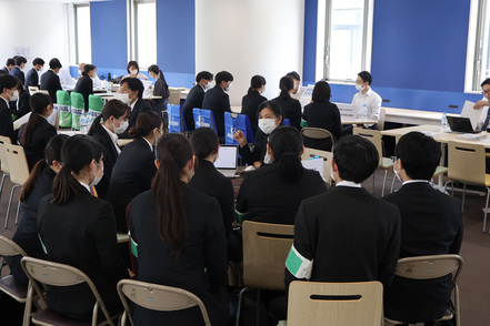 日本医療科学大学 学科・専攻ごとの求人説明会。病院・施設の担当者には本学卒業生の姿も見られ、学生の就職意欲も高まります