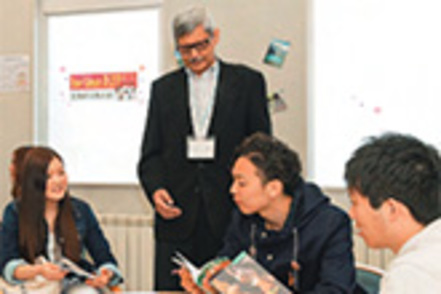 北海道文教大学 学生とネイティブスピーカーの先生、留学生との交流を目的に設置された国際交流センターで、会話やゲームを楽しみながら成長!