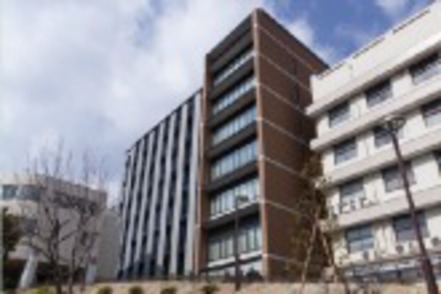 名城大学 最新の設備が整った新1号館。モデル薬局やマルチメディア教室が配置されています