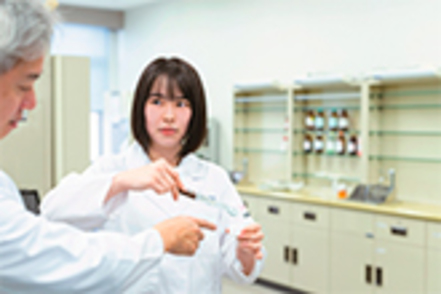 広島国際大学 ヒロコクの特長は手厚い学修支援。座学はもちろん学外実習など、6年間一人ひとりに寄り添う指導を心がけています