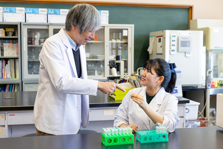 神戸女学院大学 入学後すぐ実験・実習がスタート。少人数制で一人ひとりが手を動かし、体感しながら学べて、座学の授業もインプットしやすい。