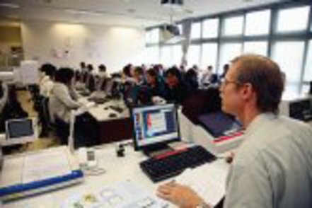 沖縄国際大学 情報化社会に的確に対応するために、情報系と国際系科目を数多く取り入れています