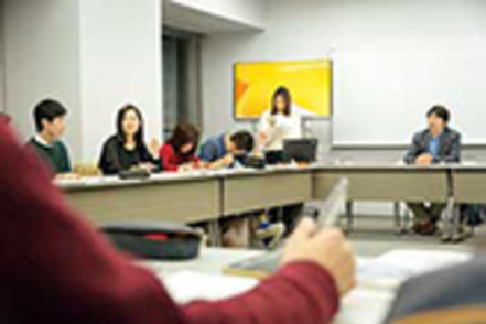 専修大学 3年次からのゼミナールでは、教員と所属学生たちが個性豊かな活動を展開。論理的思考力やプレゼンテーション能力も高まる。