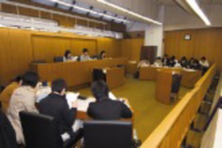専修大学 法廷教室。ゼミなどで、実際の裁判さながらに白熱した議論が展開される。